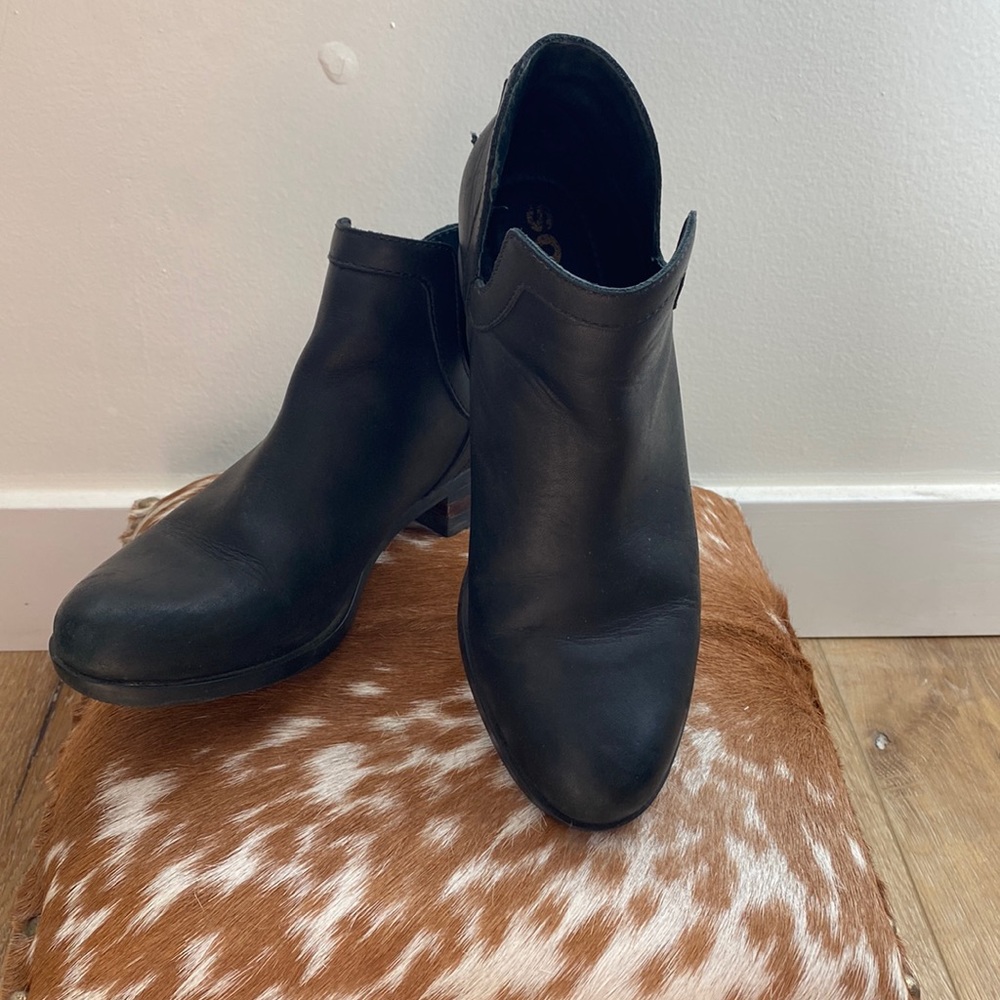 Size 8.5 womens sorel booties. Lightly worn.